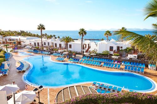 uma imagem de uma piscina num resort em Grupotel Flamingo Beach em Playa Blanca