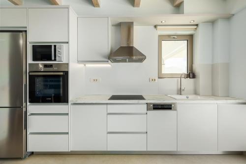 Dapur atau dapur kecil di Pearl Villas I, II & III - Redefined island chic, By ThinkVilla