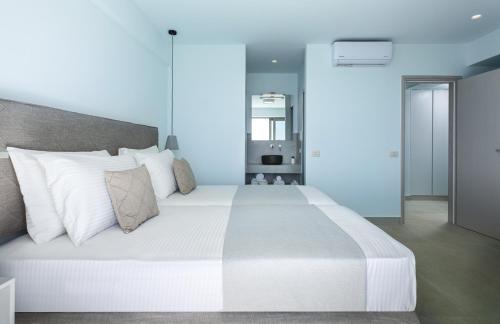 Katil atau katil-katil dalam bilik di Pearl Villas I, II & III - Redefined island chic, By ThinkVilla