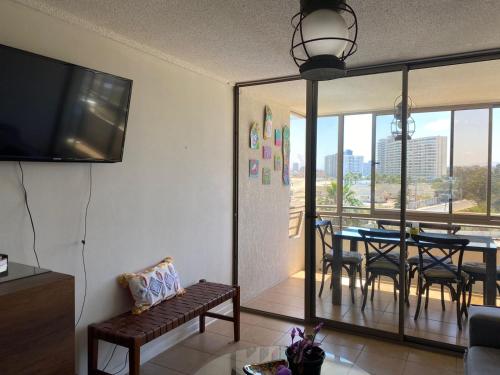 TV a/nebo společenská místnost v ubytování Departamento vista al mar en La Herradura