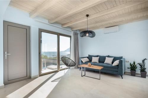 Ruang duduk di Pearl Villas I, II & III - Redefined island chic, By ThinkVilla