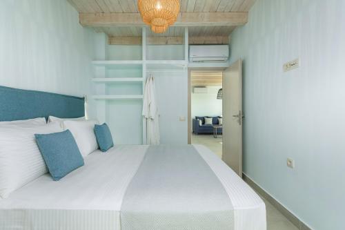 Katil atau katil-katil dalam bilik di Pearl Villas I, II & III - Redefined island chic, By ThinkVilla