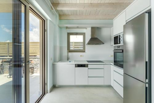 Dapur atau dapur kecil di Pearl Villas I, II & III - Redefined island chic, By ThinkVilla