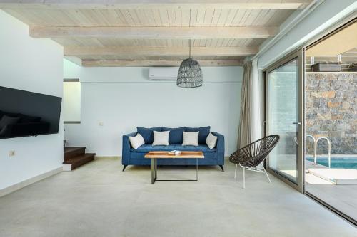 Ruang duduk di Pearl Villas I, II & III - Redefined island chic, By ThinkVilla