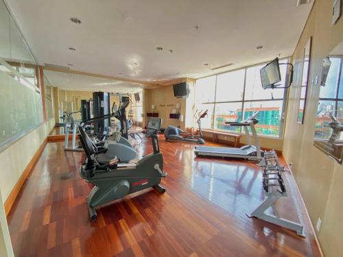 a gym with treadmills and exercise equipment in a building at Eurobuilding Express Maracay in Maracay