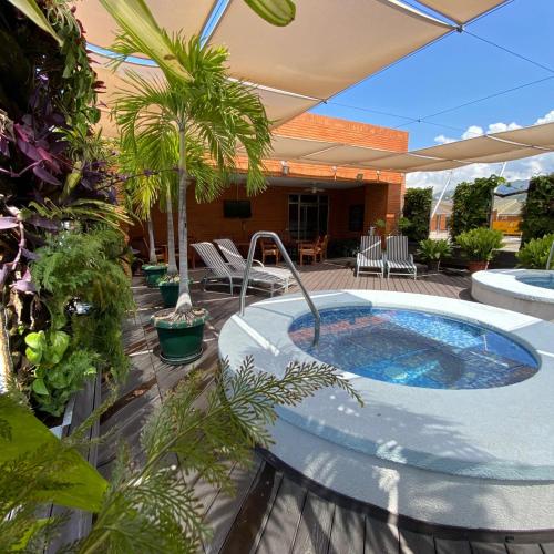a patio with a hot tub in a yard at Eurobuilding Express Maracay in Maracay