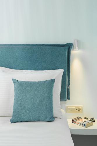 Katil atau katil-katil dalam bilik di Pearl Villas I, II & III - Redefined island chic, By ThinkVilla