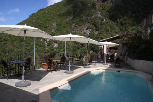 einen Pool mit Sonnenschirmen, Tischen und Stühlen in der Unterkunft Casa Di Lucia Mi-Hotel in Mazzola