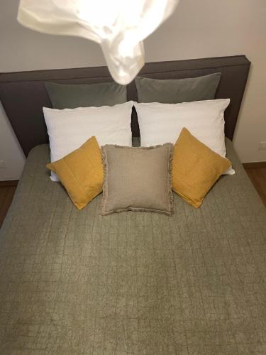 een bed met vier kussens erop bij Northastic Suite in Oostende
