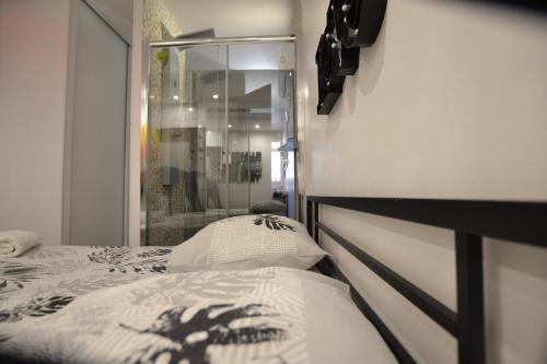 Ce lit se trouve dans un dortoir doté d'un miroir et d'un lit sidx sidx. dans l'établissement Studio Naturiste 