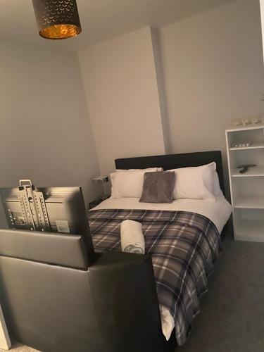 a bedroom with a bed with a black head board at Stylish and Convenient in Belfast