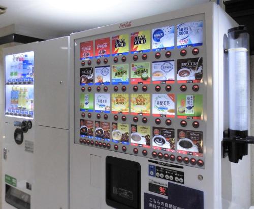 una máquina expendedora llena de muchas bebidas diferentes en Olympic Inn Shibuya en Tokio