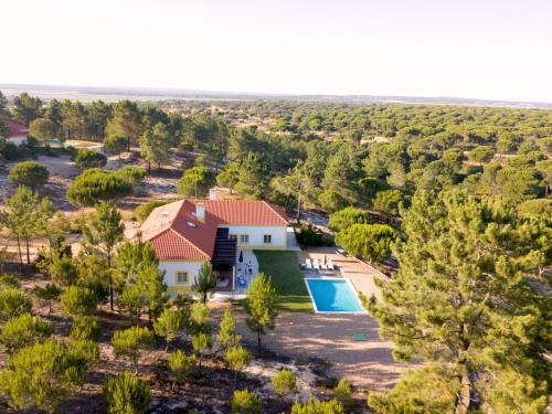 una vista aérea de una casa con piscina en Herdade de Montalvo - Comporta, en Comporta