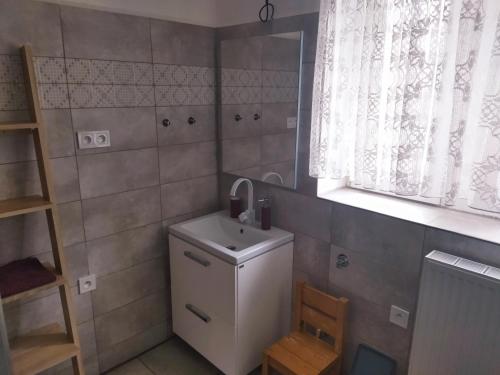 ein kleines Bad mit einem Waschbecken und einem Fenster in der Unterkunft Nový 2pokojový byt v podhůří Jeseníků in Břidličná