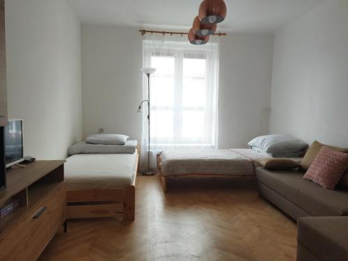 ein Wohnzimmer mit einem Sofa und einem Fenster in der Unterkunft Nový 2pokojový byt v podhůří Jeseníků in Břidličná
