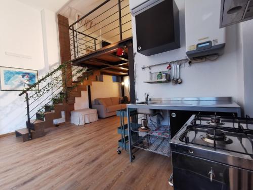 Кухня или мини-кухня в Navigli Area- New Loft FULLY EQUIPPED 5 pax
