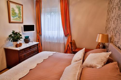 a bedroom with a bed and a dresser and a window at Golden Treasure Deluxe in Münster