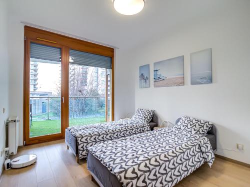 1 dormitorio con 2 camas y ventana grande en Duna terrace, en Budapest