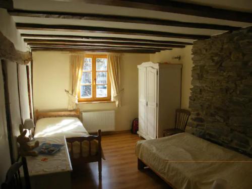 - une chambre avec un lit, une table et une fenêtre dans l'établissement Historisches Haus im Herzen von Monschau, à Monschau