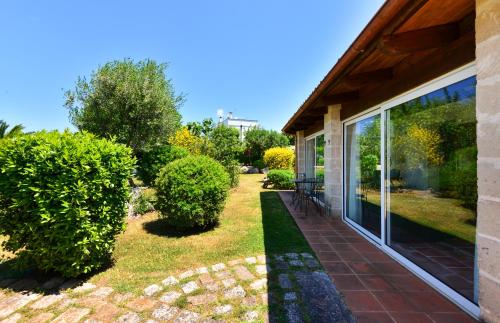Un jardín fuera de Terra Sessana Ville e Trullo con piscina privata