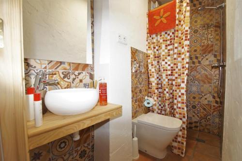 een badkamer met een wastafel en een toilet bij Apartamento Blue Ice in Tarifa