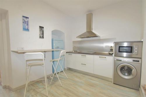 een keuken met een aanrecht, een wastafel en een fornuis bij Apartamento Blue Ice in Tarifa