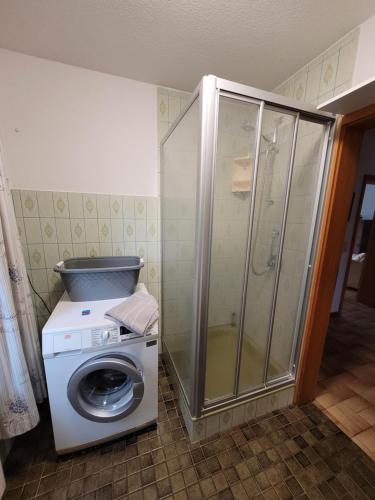 een badkamer met een wasmachine en een douche bij Ferienwohnung in Niebüll, Kreis Nordfriesland in Niebüll