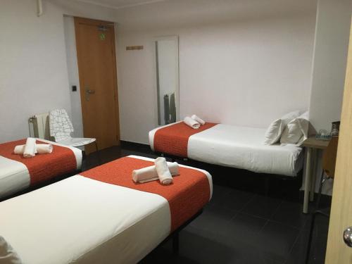 Ένα ή περισσότερα κρεβάτια σε δωμάτιο στο Hostal Levante Barcelona