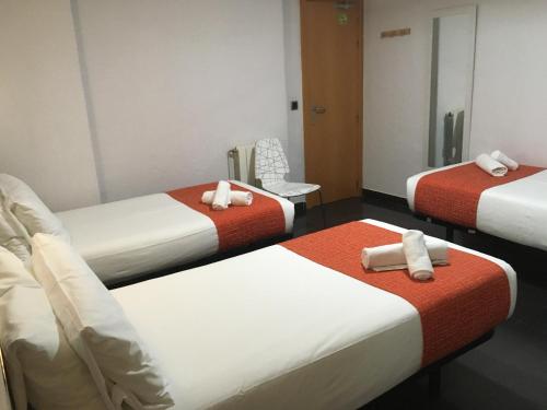 Ένα ή περισσότερα κρεβάτια σε δωμάτιο στο Hostal Levante Barcelona