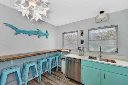 Bee RidgeにあるShark Unit, Pool Jacuzzi Steps to Siesta Key Beachのキッチン(青いキャビネット、青いスツール付)