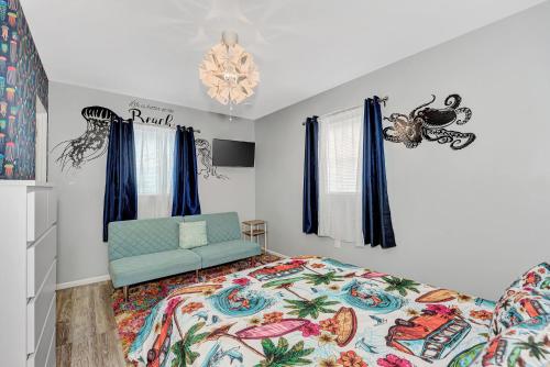Bee RidgeにあるShark Unit, Pool Jacuzzi Steps to Siesta Key Beachのベッドとソファのある寝室