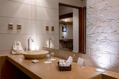 een badkamer met een wastafel en een spiegel bij Hotel Palacio de Sal in Colchani