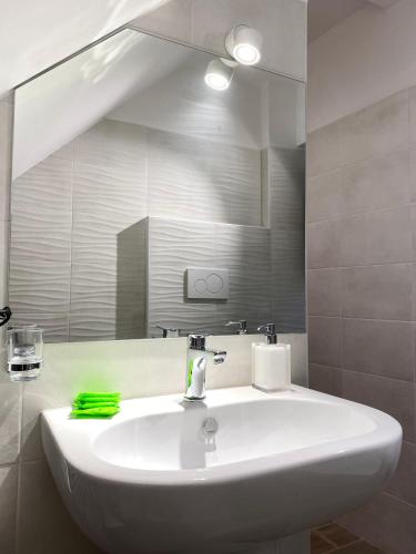 A bathroom at La suite aquilana