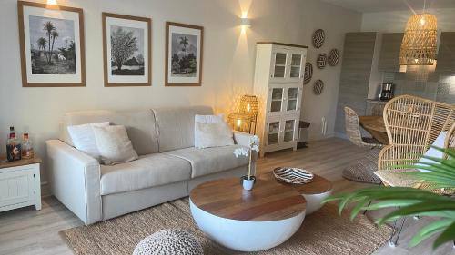 Χώρος καθιστικού στο ET VOILA! Elegant one bedroom and beachfront apartment with pool!