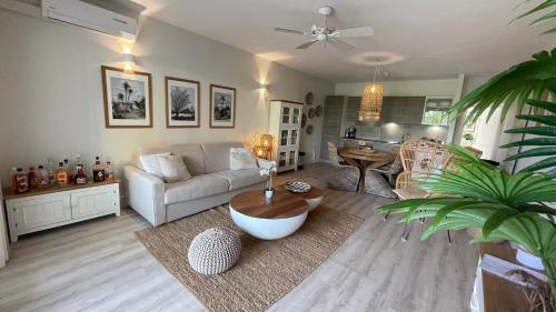 Χώρος καθιστικού στο ET VOILA! Elegant one bedroom and beachfront apartment with pool!