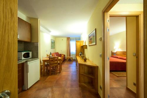 a room with a kitchen and a living room at Apartaments Sant Moritz in Arinsal