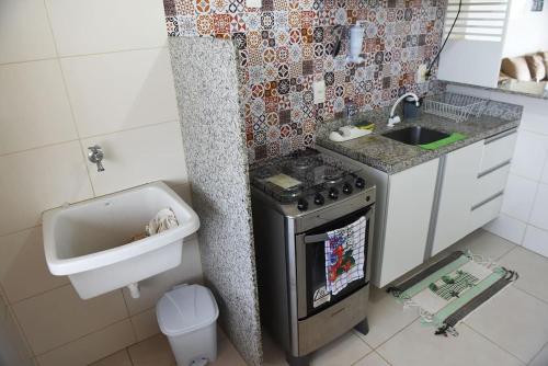 Kuhinja oz. manjša kuhinja v nastanitvi Apartamento Com Ar Cond e WIFI no Villa das Águas - Praia do Saco