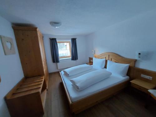 Llit o llits en una habitació de Pension Appartementhaus Bergland
