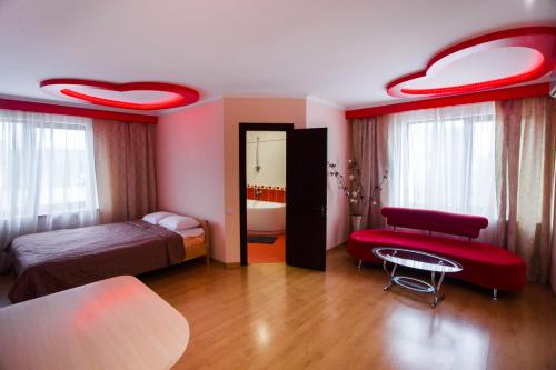 una habitación con un dormitorio con una cama y una mesa en Panska Hata, en Vínnytsia