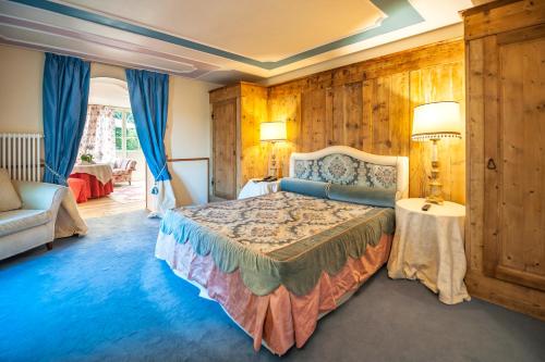 a bedroom with a bed and a couch at Villa Orso Grigio in Ronzone