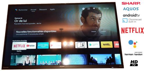 a television screen with a picture of a man at La Maison du Chemin des Prairies in Morières-lès-Avignon
