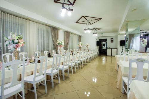 una fila de mesas y sillas en un salón de banquetes en Panska Hata, en Vínnytsia
