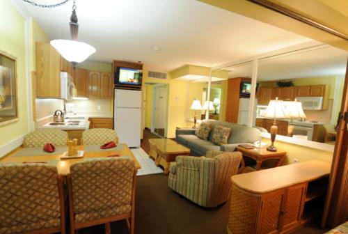 eine Küche und ein Wohnzimmer mit einem Sofa und einem Tisch in der Unterkunft Destin Holiday Beach Resort in Destin
