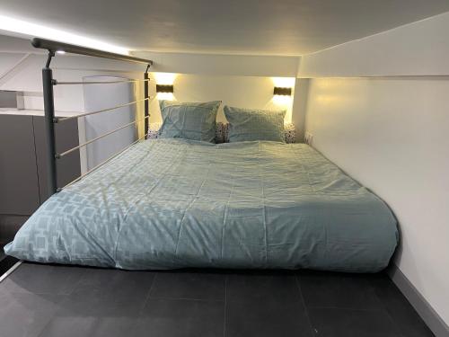 une chambre avec un grand lit dans une pièce dans l'établissement Luxurious LOFT NEAR JARDIN du LUXEMBOURG, à Paris