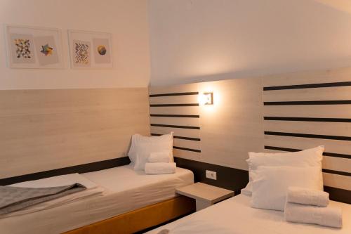 Кровать или кровати в номере Garni Hotel 11tica DM