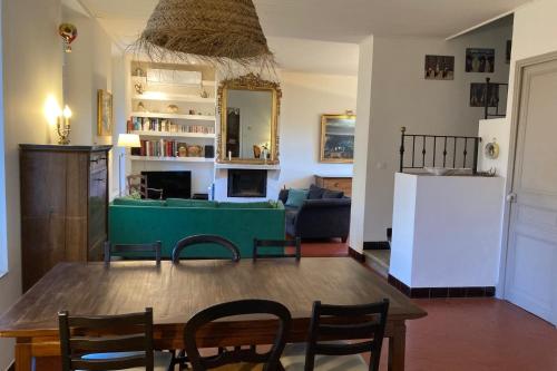 cocina y sala de estar con mesa y sillas en House With Garden Near The Sablettes Beach en La Seyne-sur-Mer