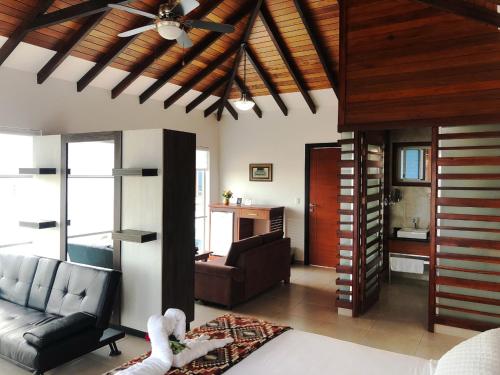 a living room with a couch and a table at La Bocana de Quiximies Hotel in Cojimíes