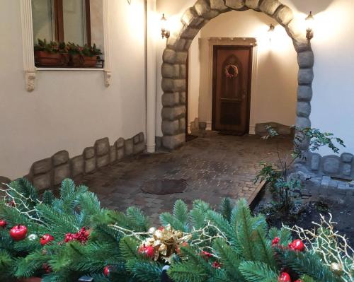 um corredor com uma árvore de Natal em frente a uma porta em RynOK 25 Deluxe Lviv Center em Lviv