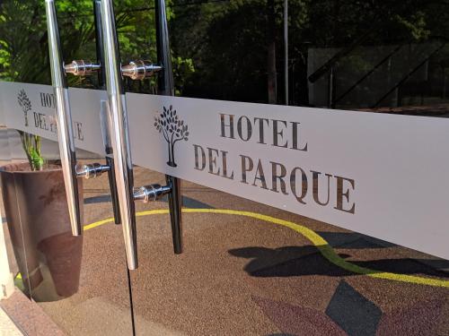 a sign for a hotel del papere at Hotel del Parque in Ciudad del Este