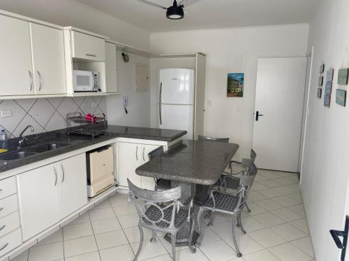 Kuchyň nebo kuchyňský kout v ubytování Cobertura Guarujá Apto com Jacuzzi e Churrasqueira